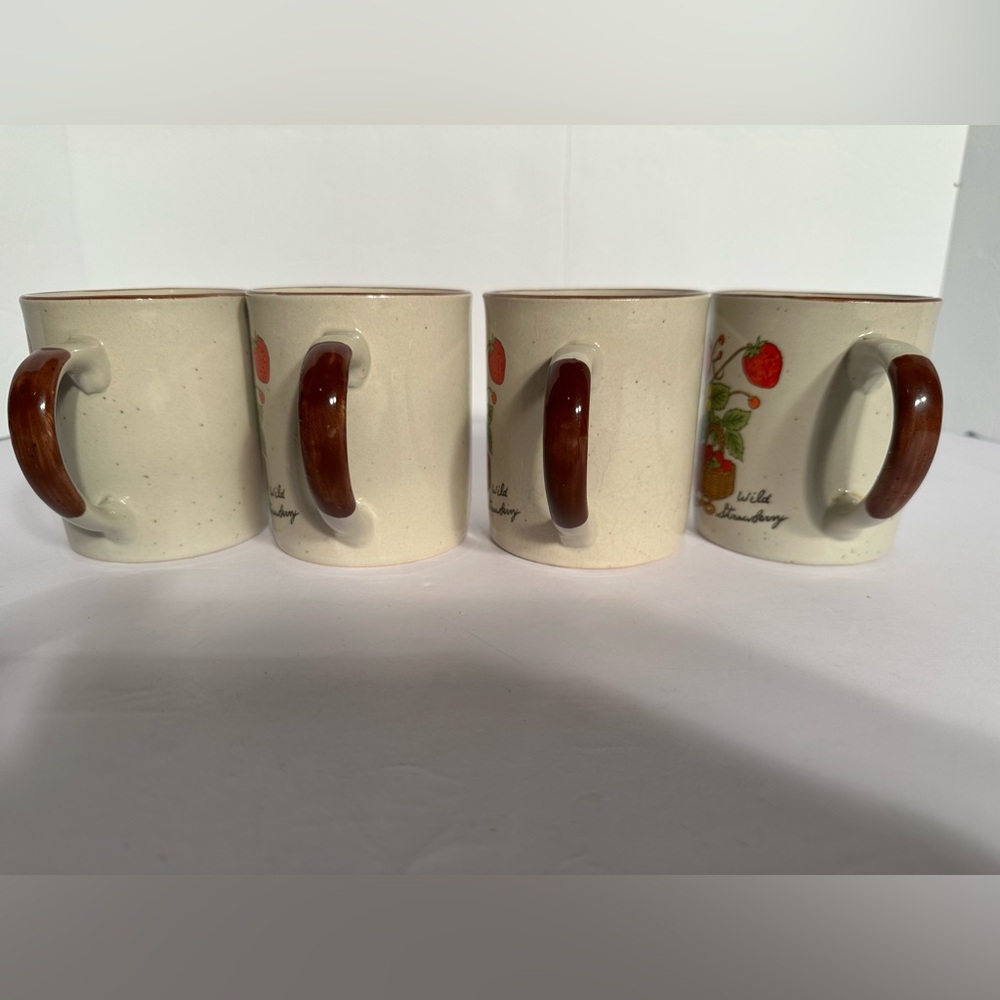 Vintage Wild Strawberry Coffee Mugs With Lids Tea Cups Made in Korea Set Of 4 - Picture 10 of 13